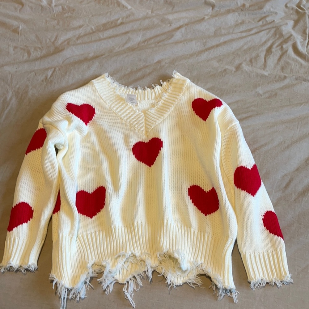 DISTRESSED FRAYED HEART PRINT V NECK KNIT SWEATER
